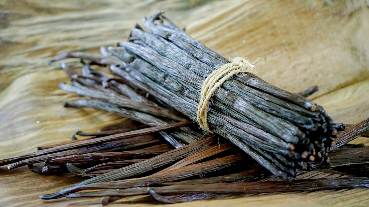Gousses de vanille sur une table en bois