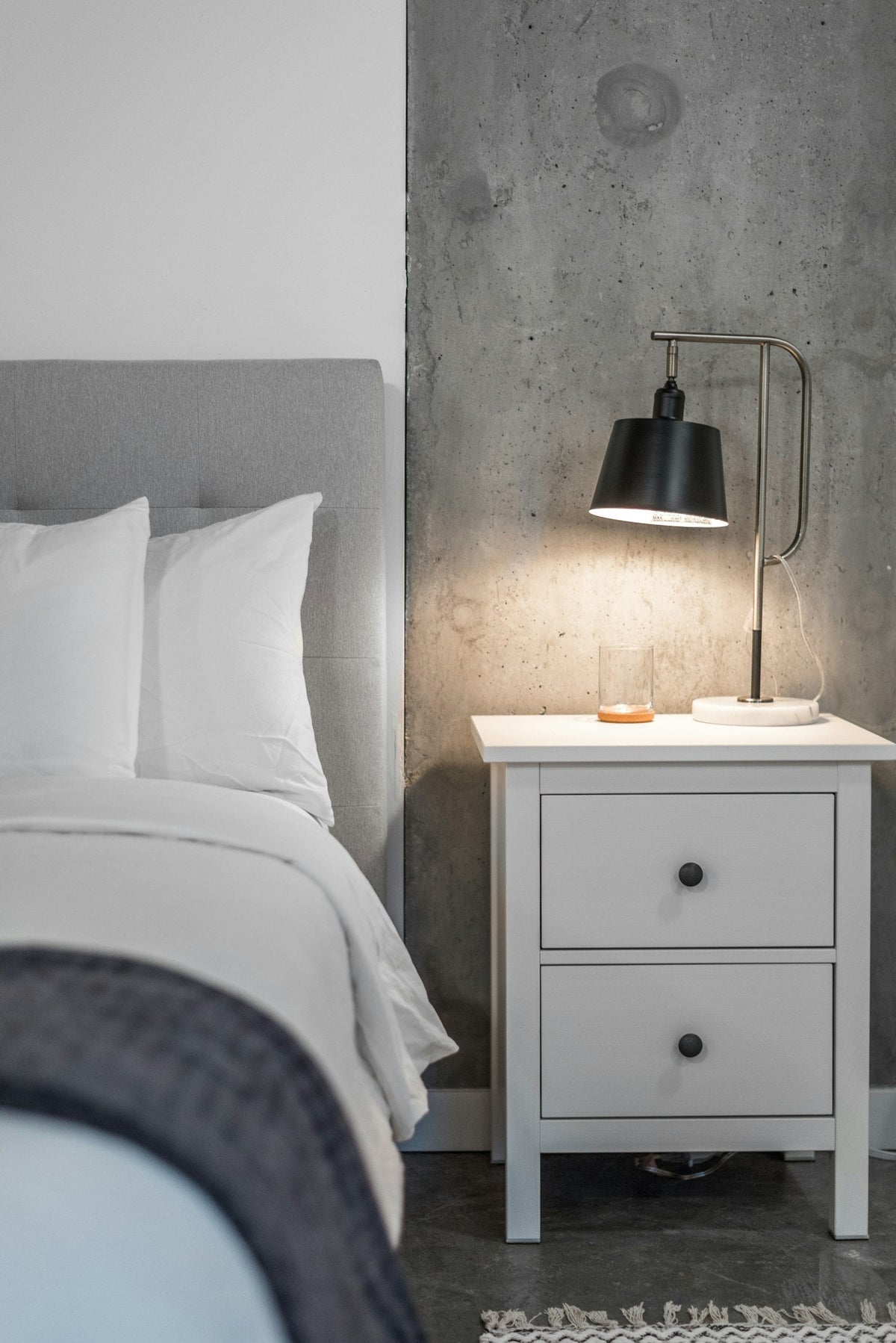Photo — commode, draps de lin froissés, lumière douce