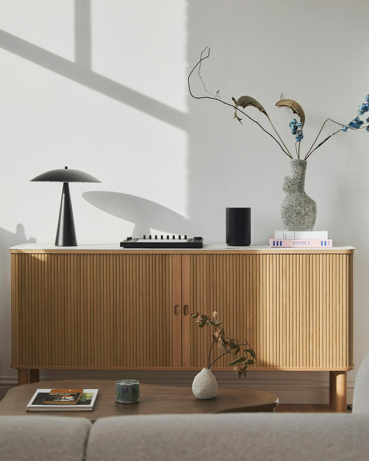 Photo — table basse en bois clair, livres, bouquet de saison