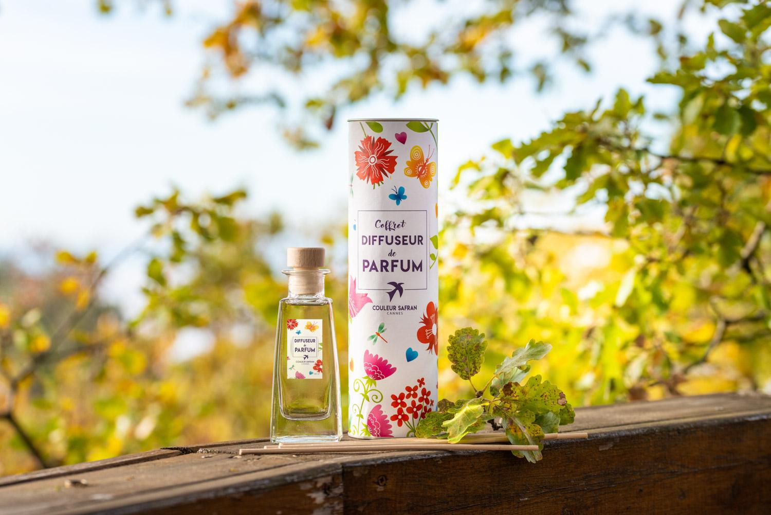Diffuseur de parfum et bougie allumée créant une senteur maison chaleureuse, parfums de Grasse Couleur Safran