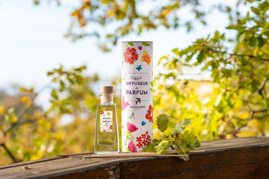 Diffuseur de parfum et bougie allumée créant une senteur maison chaleureuse, parfums de Grasse Couleur Safran