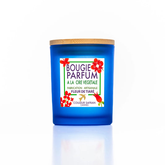 Bougie parfumée artisanale couleur safran, cire végétale, 180g, flamme allumée avec un design floral élégant.