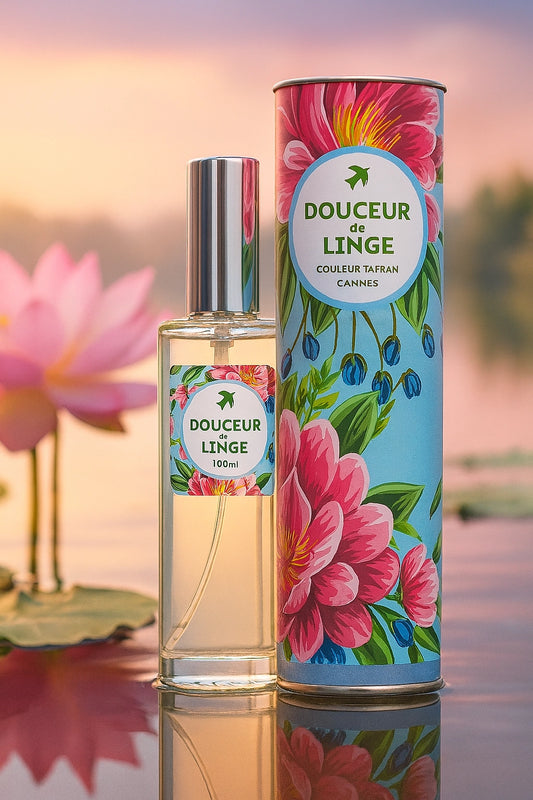 Flacon de 100ml de Nos Douceurs de Linge My Store avec une fleur de lotus sur l'étiquette, douceur parfumée pour le linge