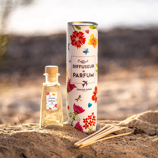 Diffuseur de parfum artisanal Safran Grasse de 100ml, élégant, avec bâtons en bois pour diffuser le parfum dans la pièce.