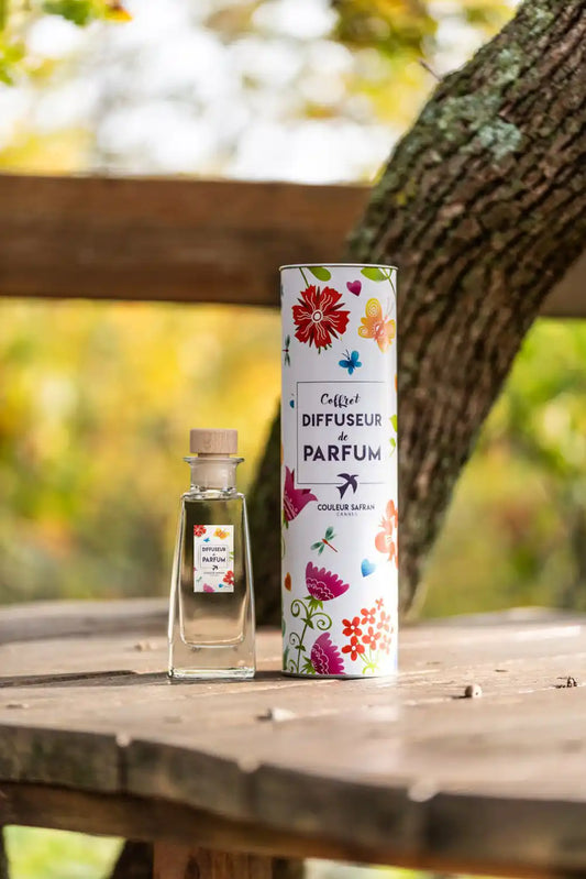 Diffuseur de parfum artisanal Safran Grasse de 100ml, avec bâtons parfumés, élégant et coloré, pour diffuser une fragrance délicate.