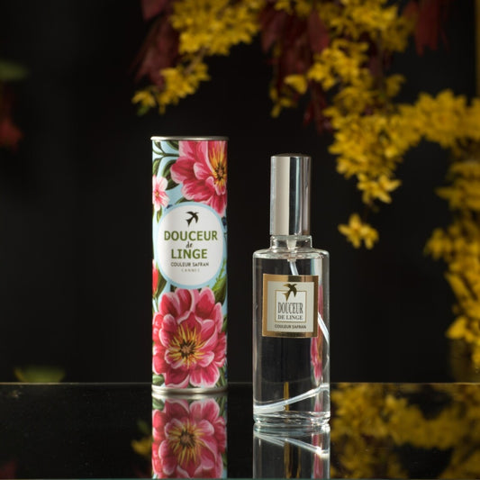 Diffuseur de parfum artisanal Safran Grasse de 100ml, élégant avec flacon en verre et diffuseur en bois naturel.