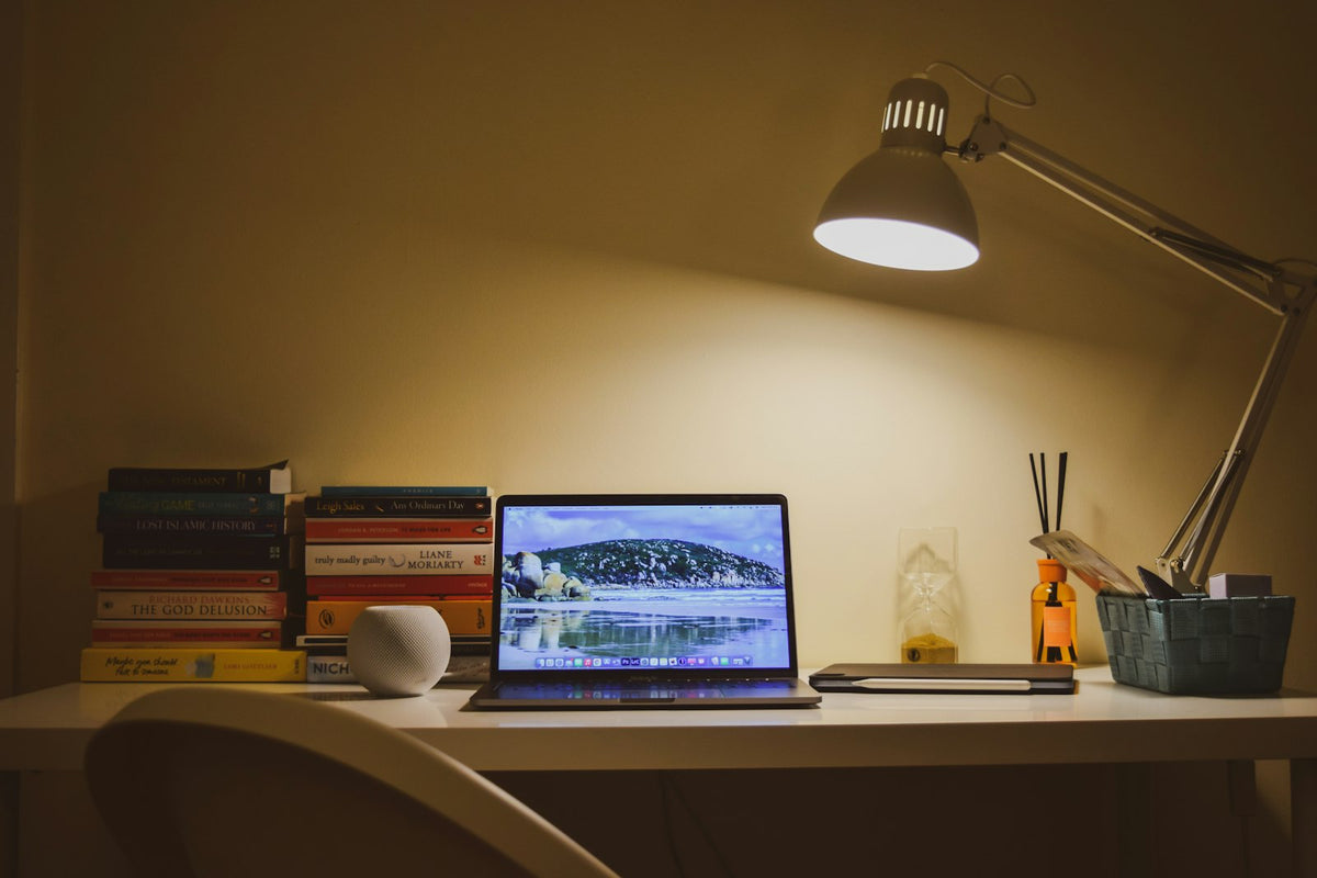 Photo — bureau en noyer, carnet, lampe en laiton